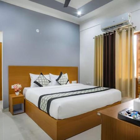 The Castle Blue Hotel Greater Noida Buitenkant foto