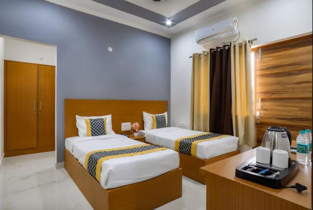The Castle Blue Hotel Greater Noida Buitenkant foto