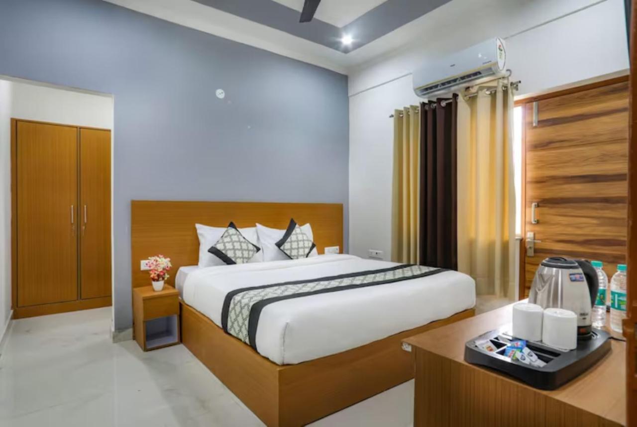 The Castle Blue Hotel Greater Noida Buitenkant foto
