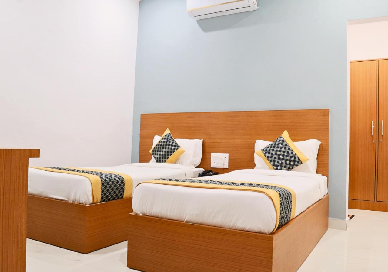 The Castle Blue Hotel Greater Noida Buitenkant foto