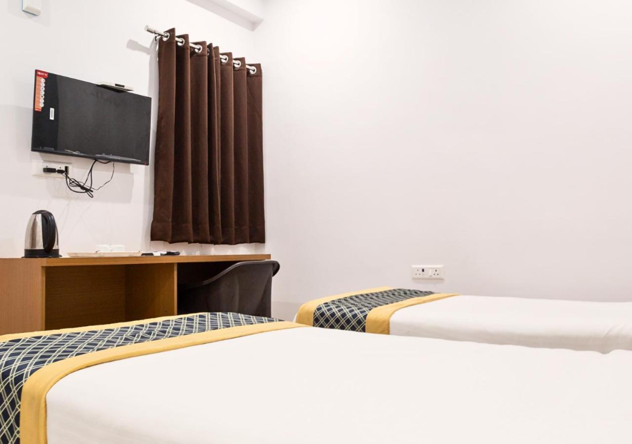 The Castle Blue Hotel Greater Noida Buitenkant foto