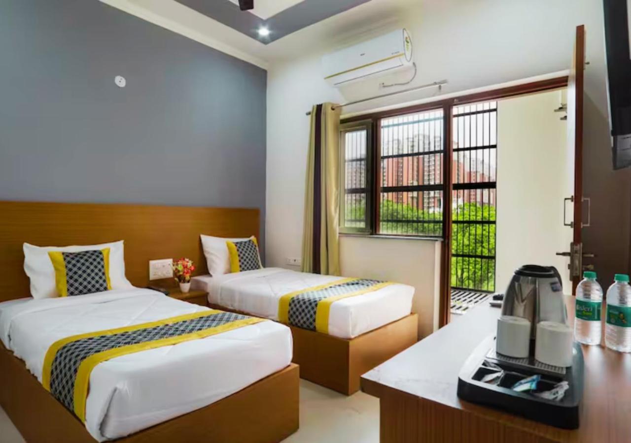 The Castle Blue Hotel Greater Noida Buitenkant foto