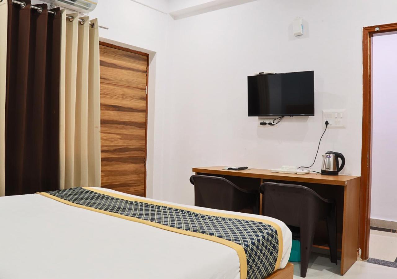 The Castle Blue Hotel Greater Noida Buitenkant foto
